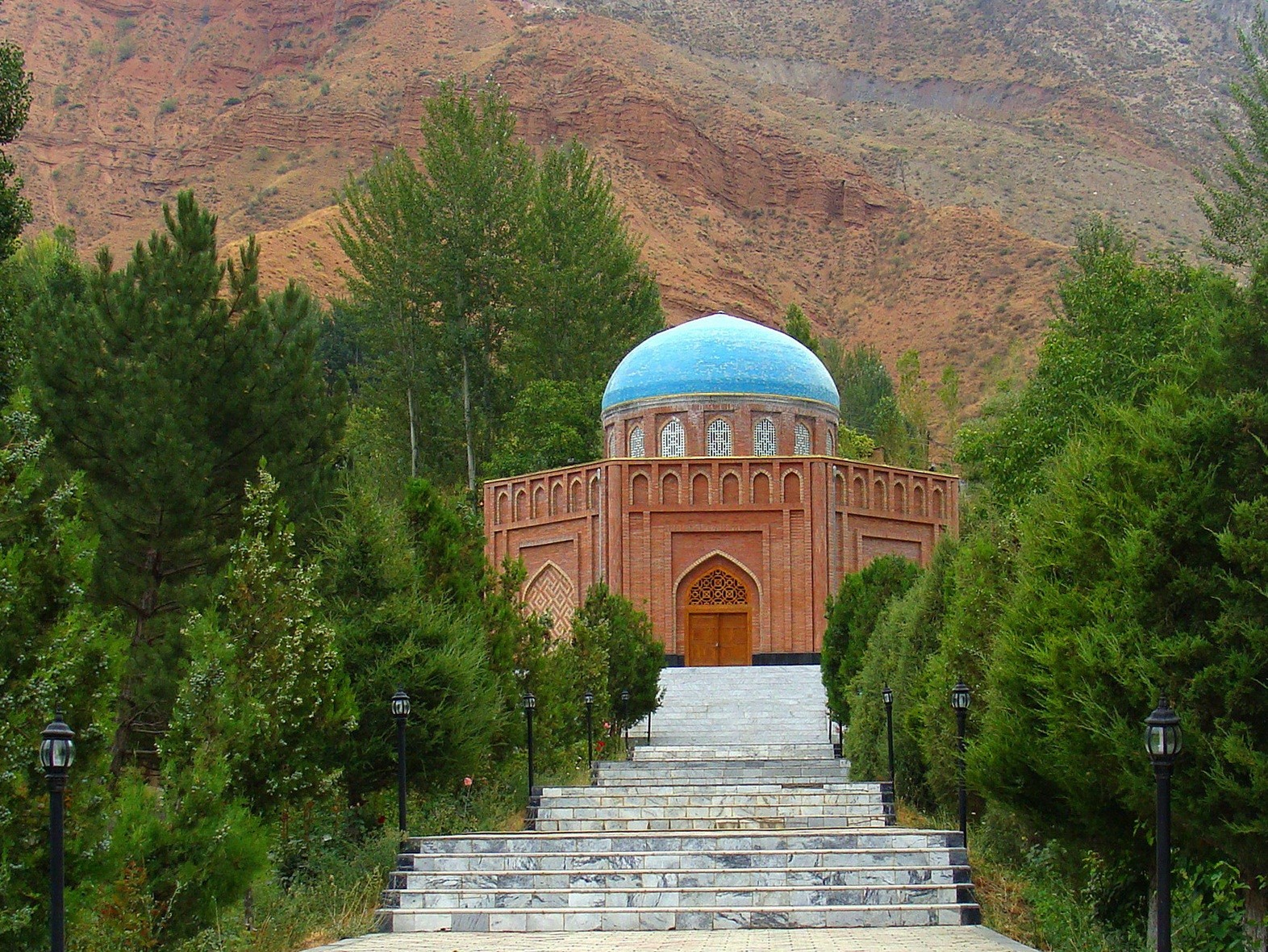 Красивые места таджикистана. Мавзолей Рудаки Таджикистан. Мавзолей Рудаки Пенджикент. Пенджикент Таджикистан. Панджакент Таджикистан достопримечательности.