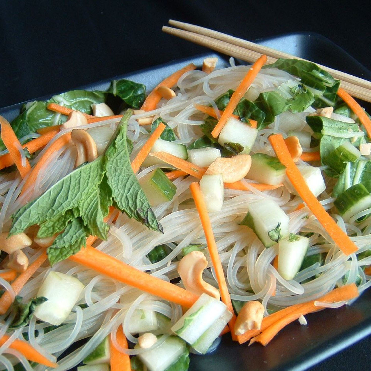 Лапша по пекински. Азиатский салат. Салат из капусты по китайски. Вьетнамский салат. Вьетнамский салат с кальмаром.
