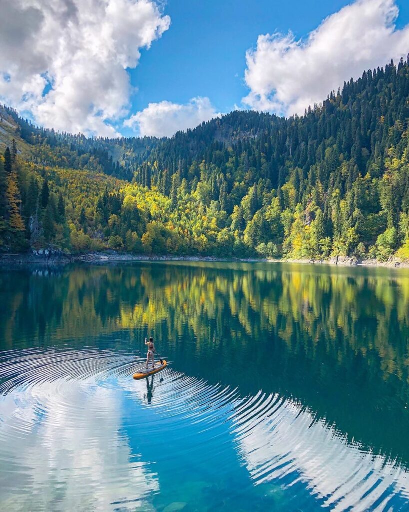 Чем знаменито озеро Рица в Абхазии среди туристов