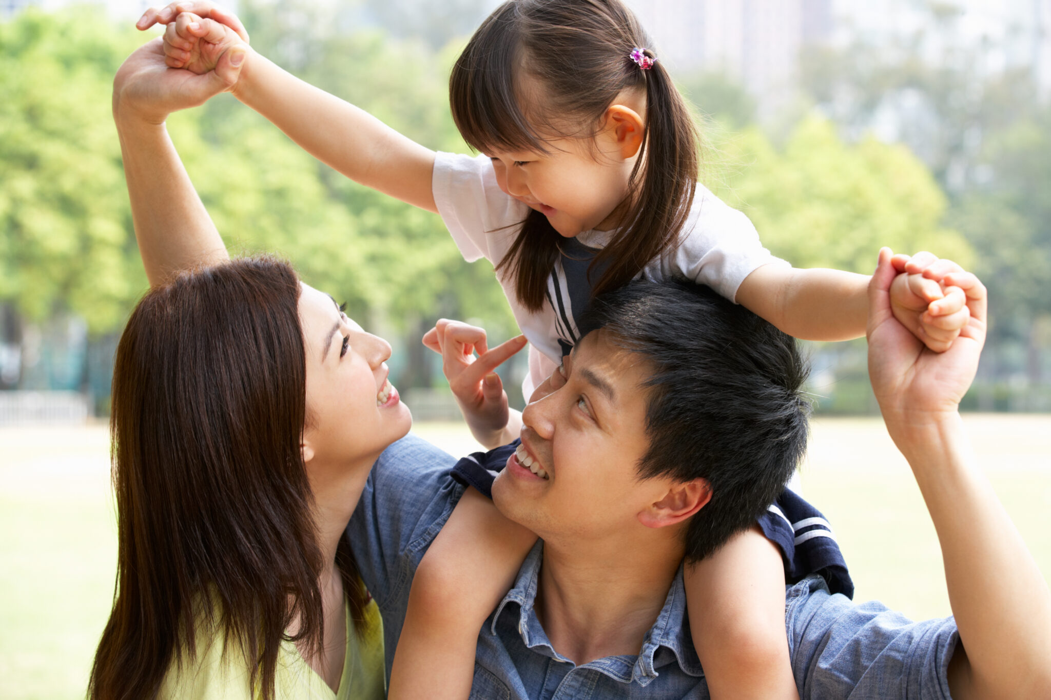 Китаянки дочь отец. Японская семья. Корейские дети с родителями. Китайские родители. Воспитание детей в Китае.