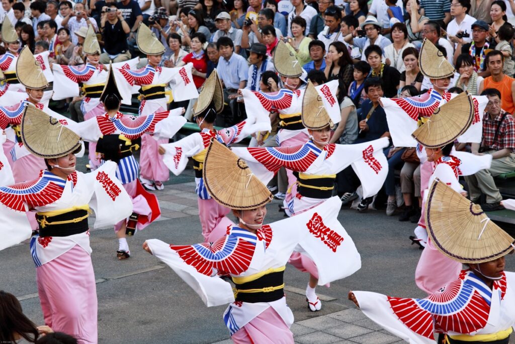 Омотэнаси Традиционные танцы на празднике О-бон