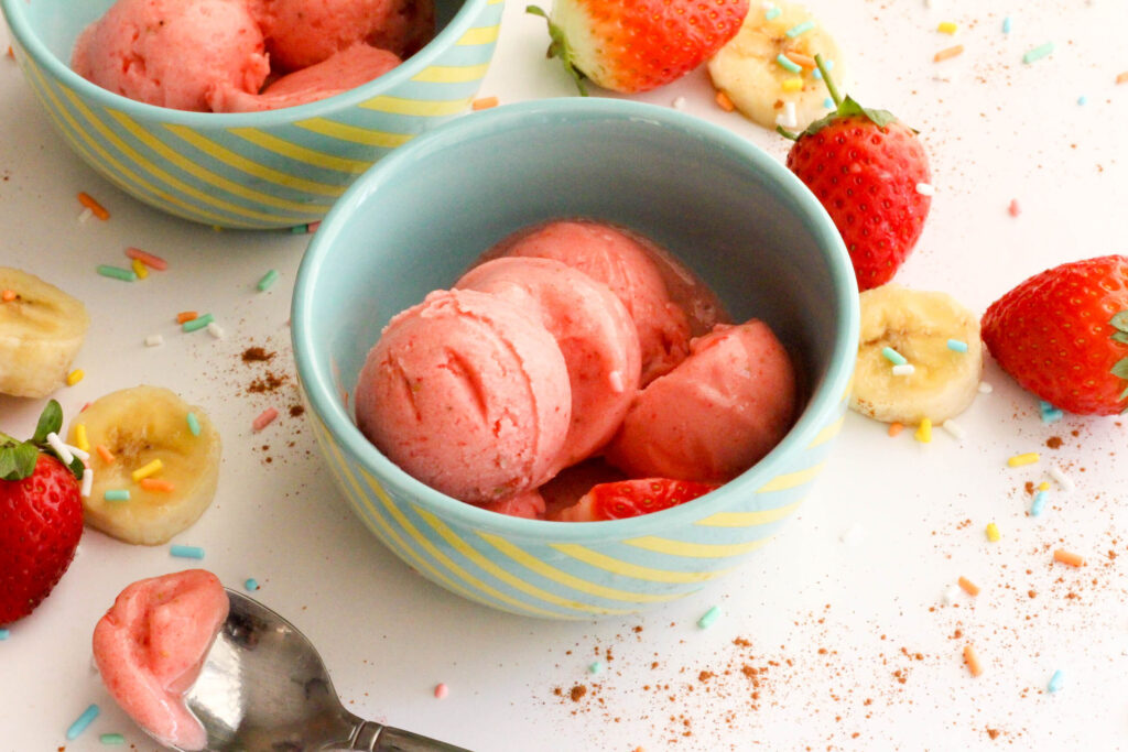 Слоёное полезное чудо для детей: яркое мороженое из клубники и авокадо