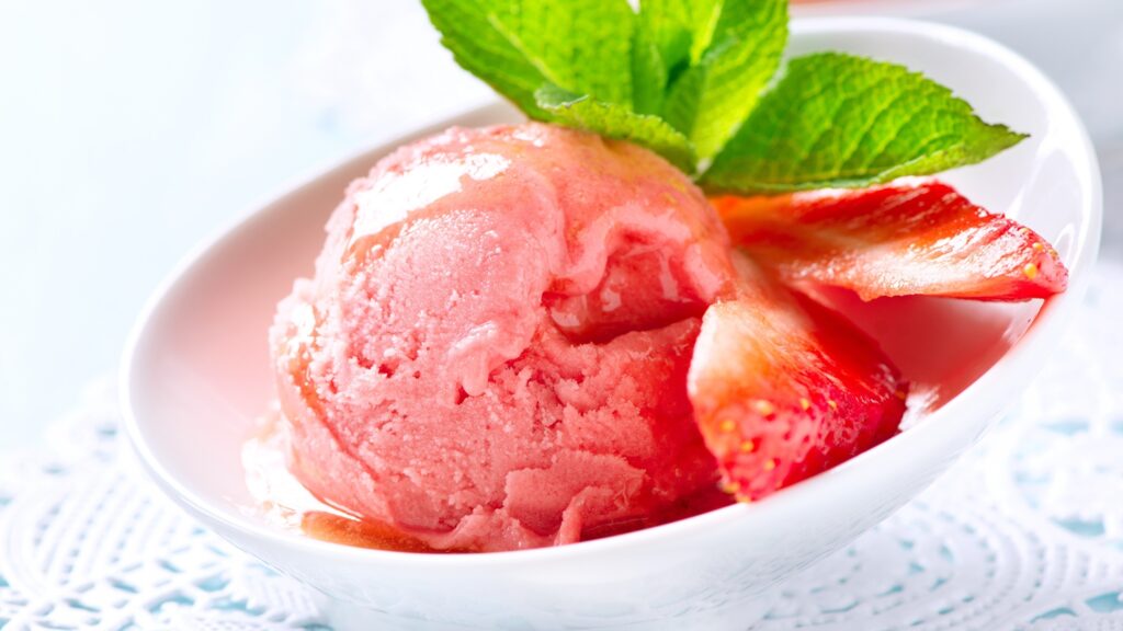 Рецепт домашнего мороженого для истинных сладкоежек: клубника со сгущёным молоком