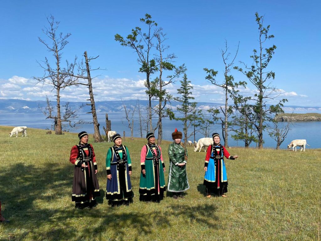 Коренные жители Байкала в этнических костюмах