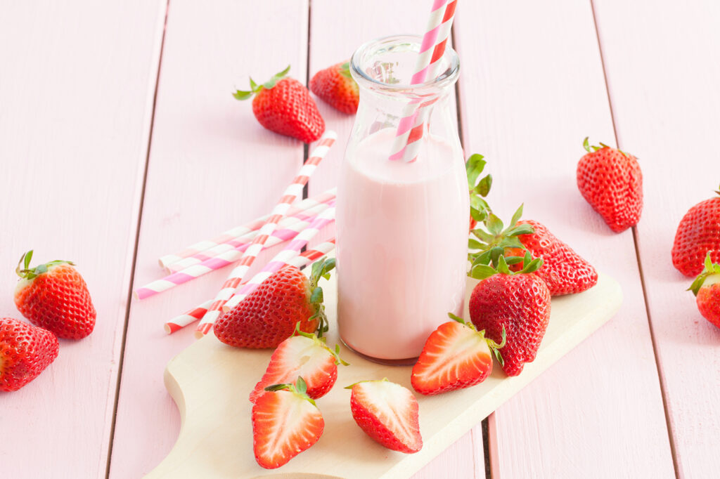 Простой рецепт молочного коктейля со свежими ягодами клубники class=