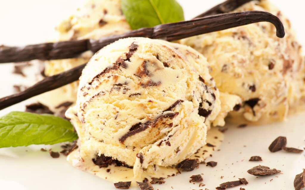 Мороженое из варёной сгущёнки с шоколадной крошкой