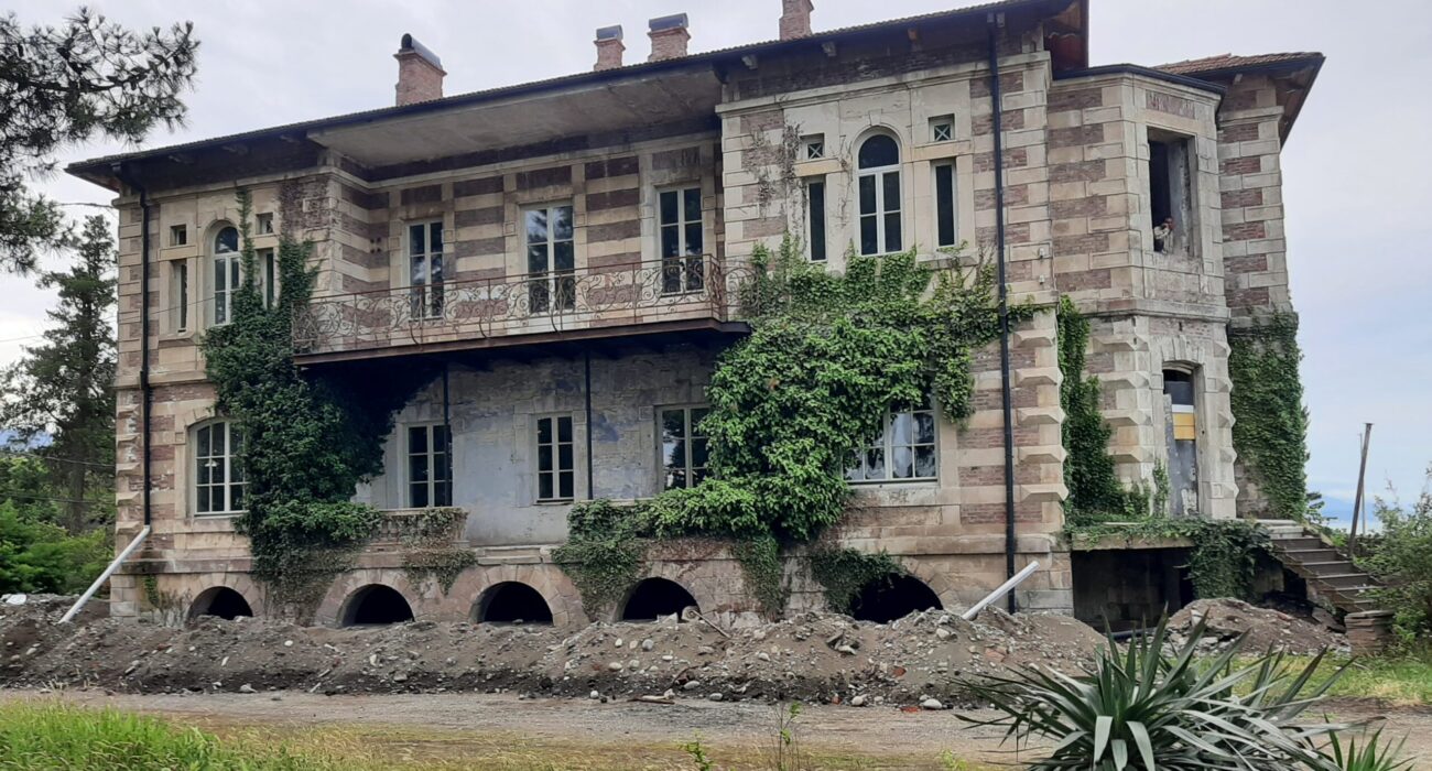 В поселке Чакви найден еще один дворец семьи Романовых