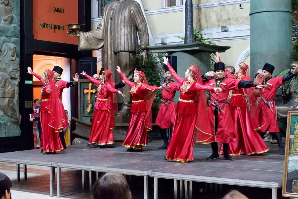 Вокально-хореографический ансамбль азербайджанского народного танца «Чинар»