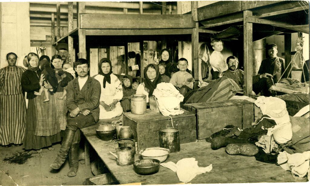 Крестьяне в переселенческом бараке. Владивосток, 1908 г.