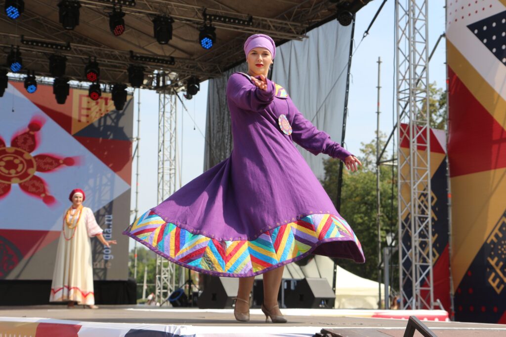 Конкурсные дефиле Международного фестиваля лоскутной моды «Шили-были и носили»