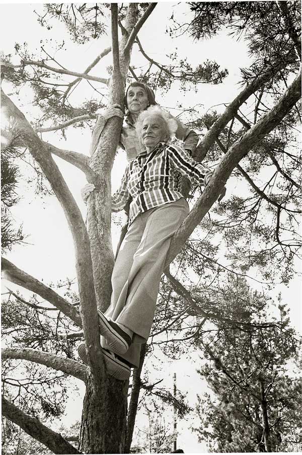 Эльса Олениус и Астрид Линдгрен на вершине дерева в конце 1970-х гг.
