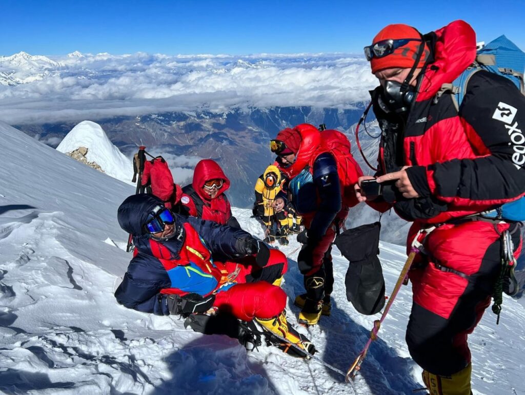 Альпинисты из Кыргызстана успешно взошли на пик Манаслу
