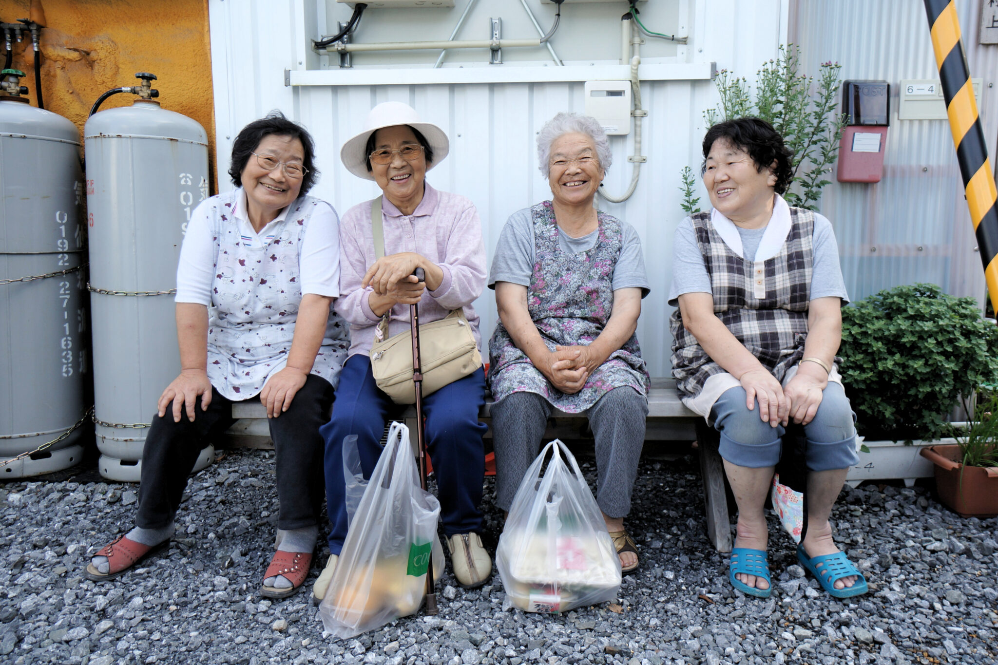 Японские пожилые мамы. Японские долгожители Окинава. Пожилые японцы. Пожилые люди в Японии. Пенсионеры в Японии.