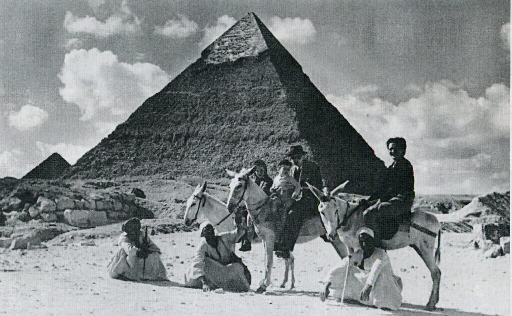 Семья Завадовских у пирамид в Гизе. 1946