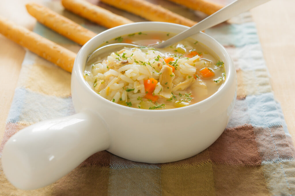 Куриный суп с морковью и рисом
