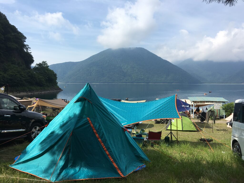 В палатке на озере