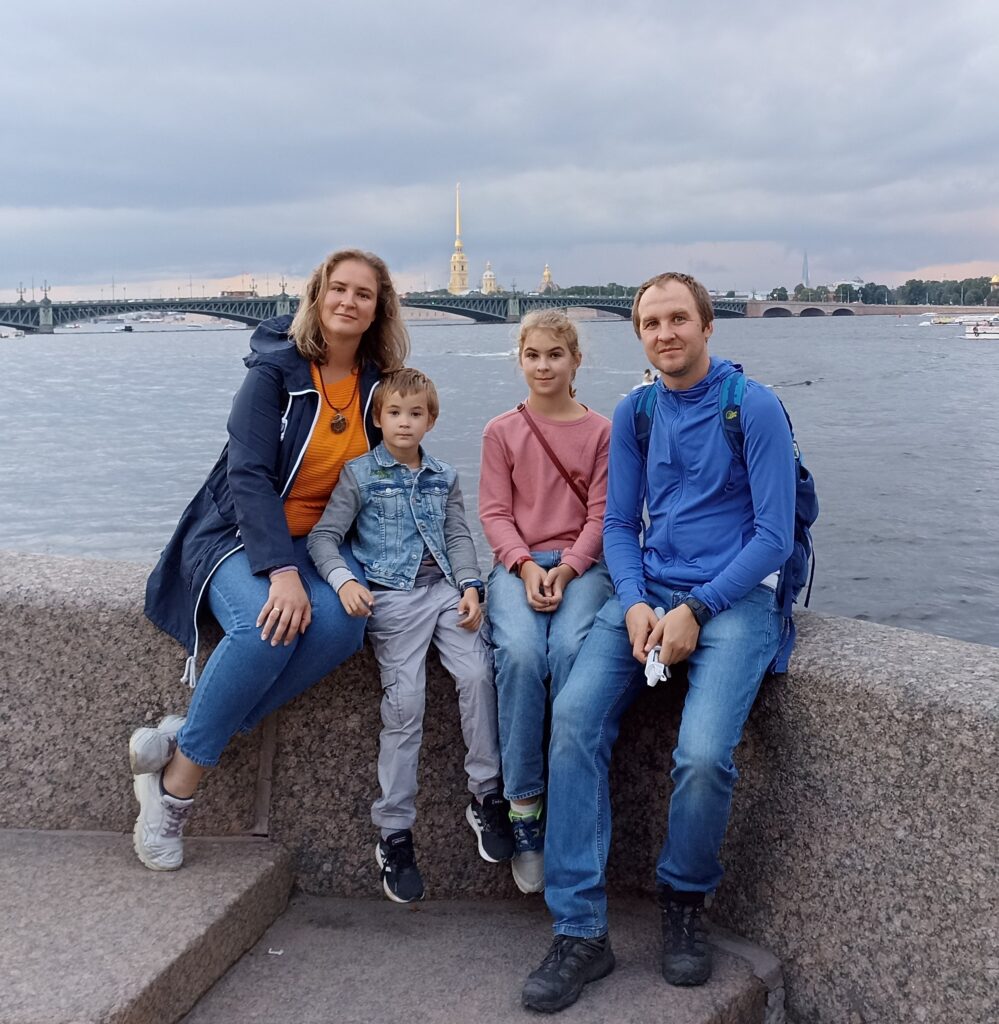 Нина Садыкова с семьей