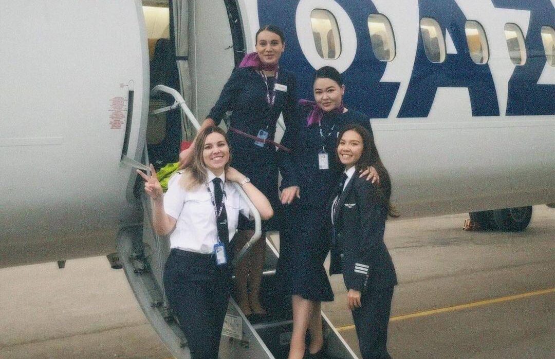 Самолет авиакомпании QAZAQ AIR с женским экипажем на борту