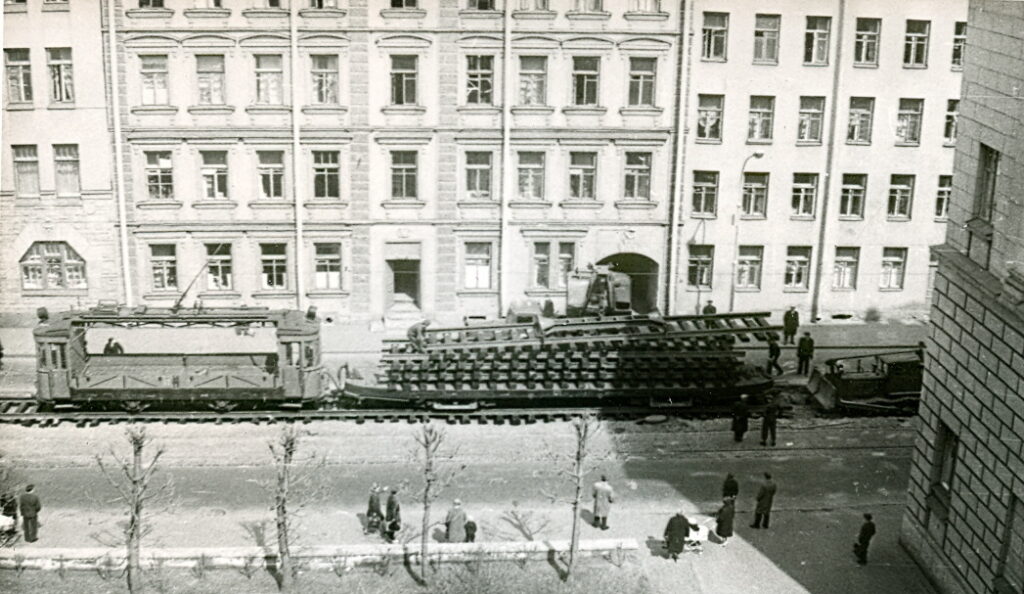 На улице Ленина укладывают новые трамвайные рельсы, 1969 г.