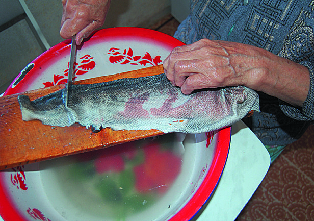 Приготовление студня из рыбьей кожи. Фото автора