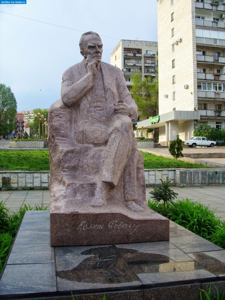 Памятник Константину Федину