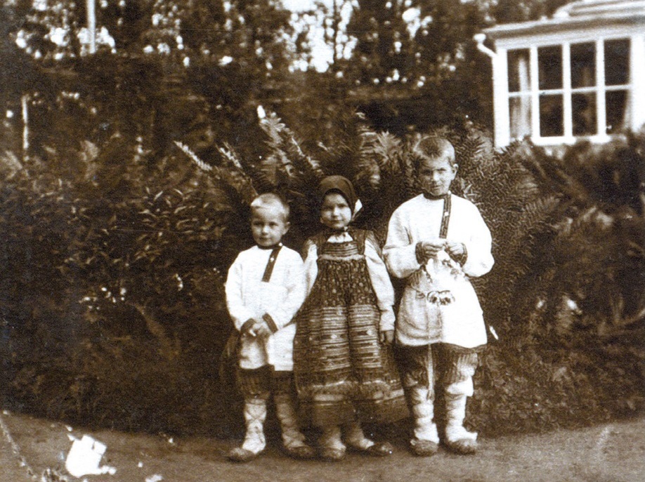 Козя, Мися и Буня в Болшево. 1909 г.