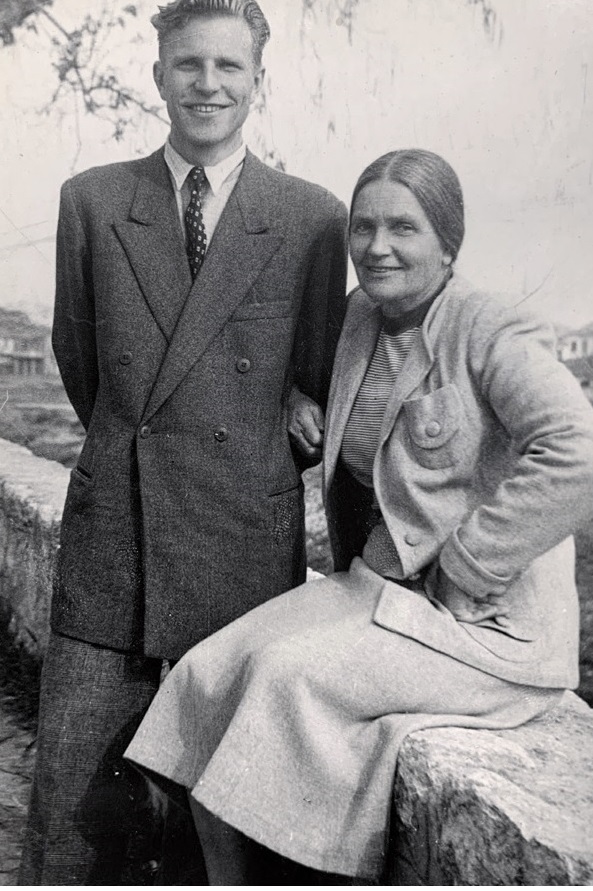 Мария Малахова с сыном Алексеем. 1955 г.