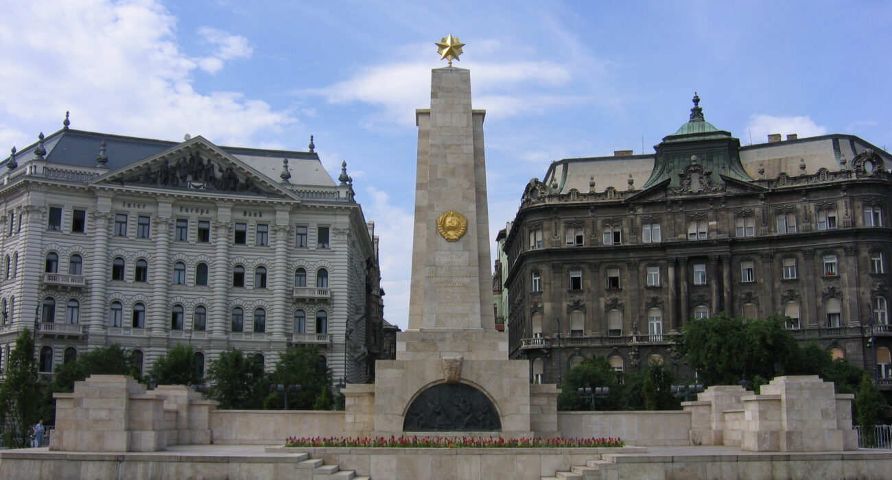 Площадь Свободы в Будапеште с памятником советским воинам